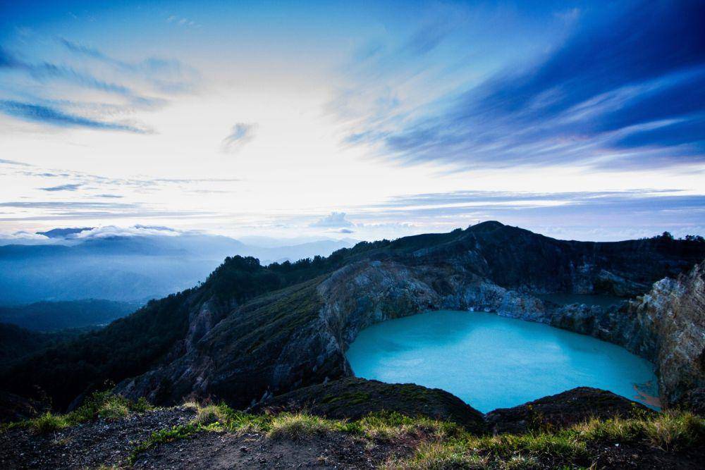 Ilustrasi gunung kalimutu (freepik.com/wirestock)
