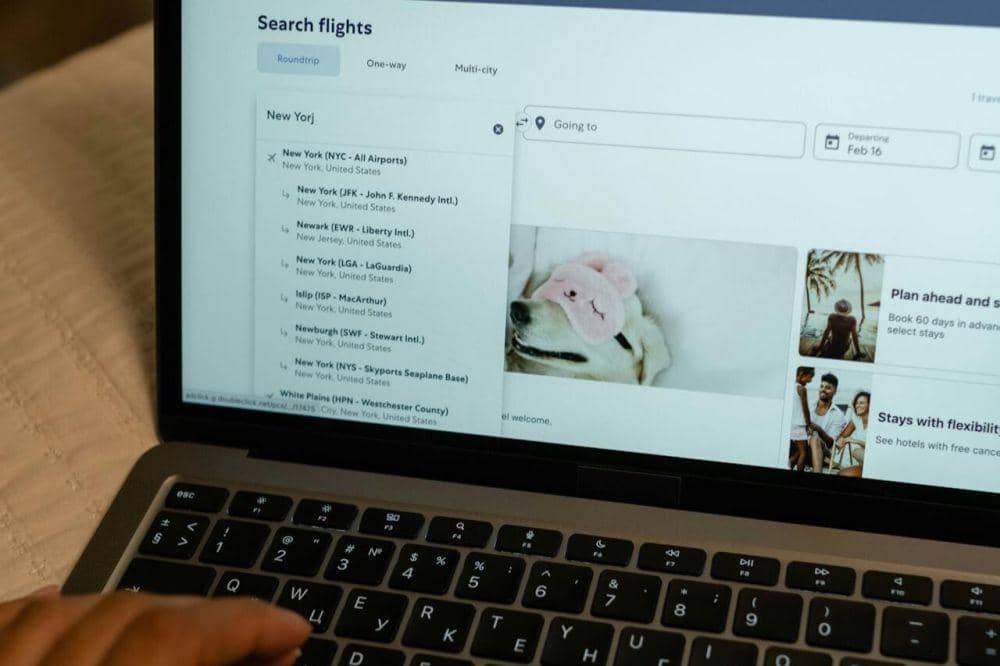 Potret orang mengecek status penerbangan