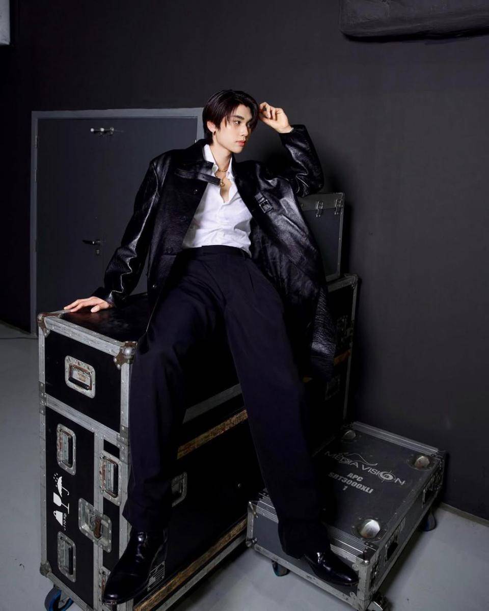 styling jaket leather ala Dunk Natachai (instagram.com/dunknatachai)