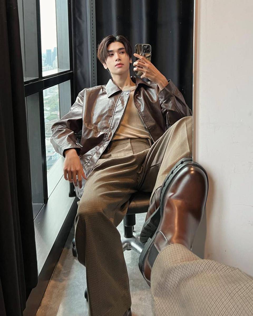 styling jaket leather ala Dunk Natachai (instagram.com/dunknatachai)