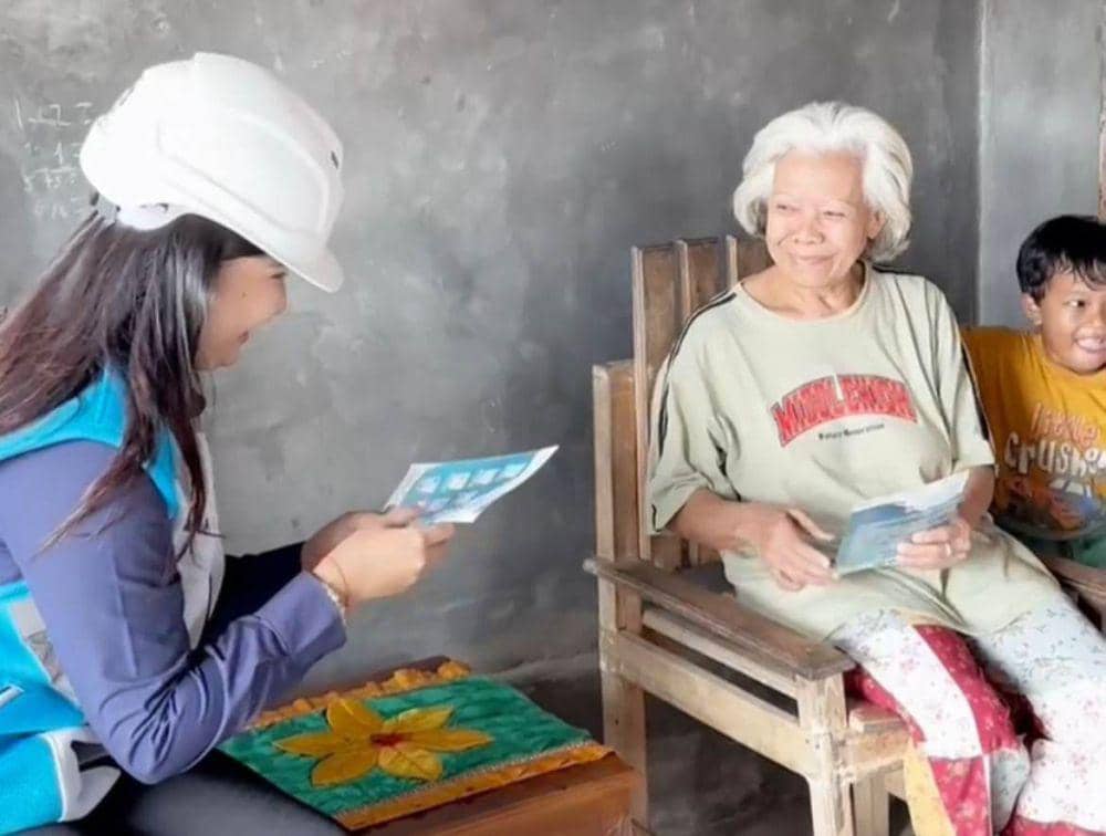Suimah, warga di Bandar Lampung mengisi tokel listrik. (IDN Times/Istimewa).