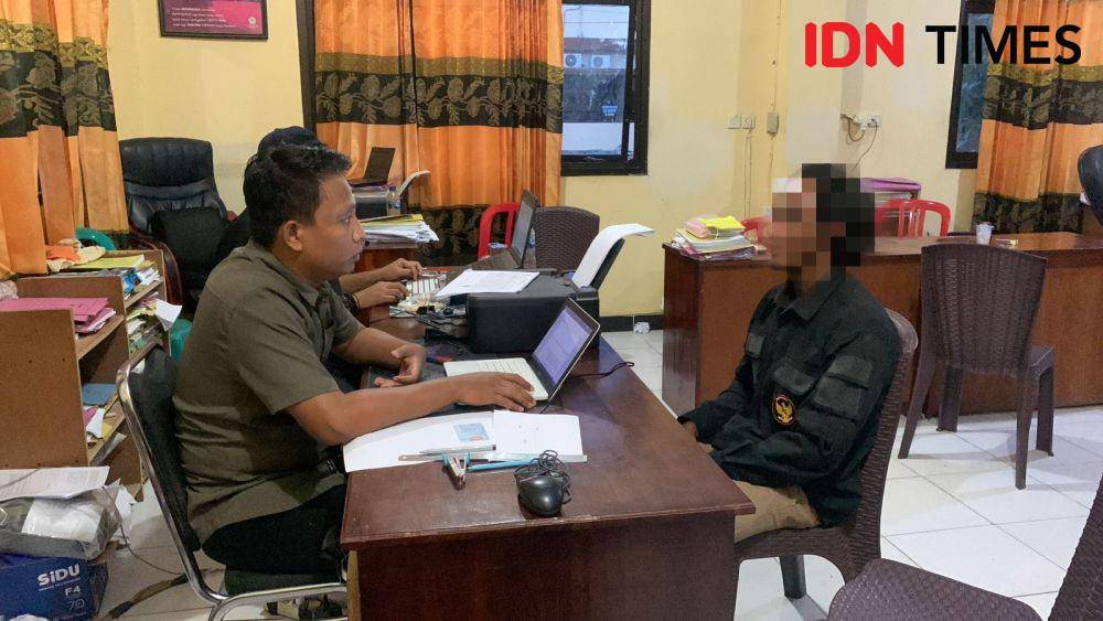 Foto terduga pelaku saat diperiksa penyidik (Dok/Polres Bima Kota)