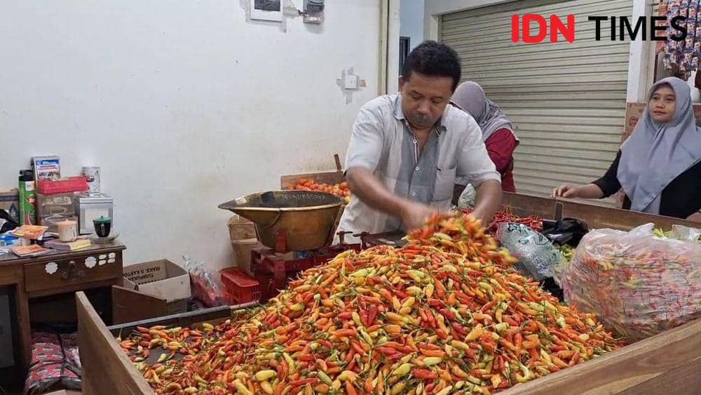 Aktivitas jual beli di pasar Besar Ngawi. IDN Times/ Riyanto.