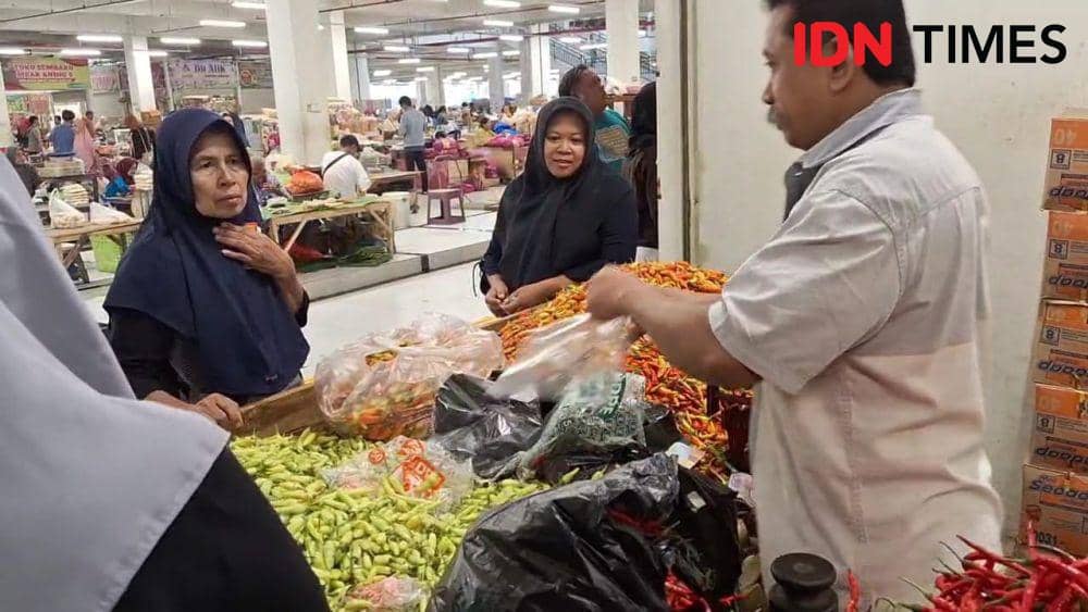 Aktivitas jual beli di pasar Besar Ngawi. IDN Times/ Riyanto.
