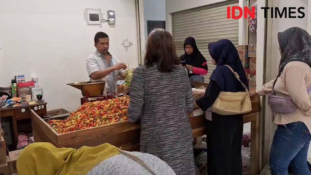 Aktivitas jual beli di pasar Besar Ngawi. IDN Times/ Riyanto.