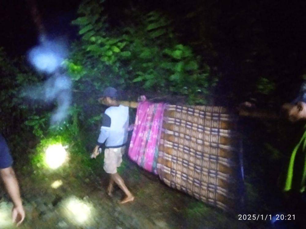 Proses evakuasi seorang petani yang tewas terseret air bah saat menyeberangi Sungai Kokar, Orong Ai Beta, Desa Mokong, Kecamatan Moyo Hulu Kabupaten Sumbawa, Rabu (1/1/2025). (dok. BPBD Sumbawa)