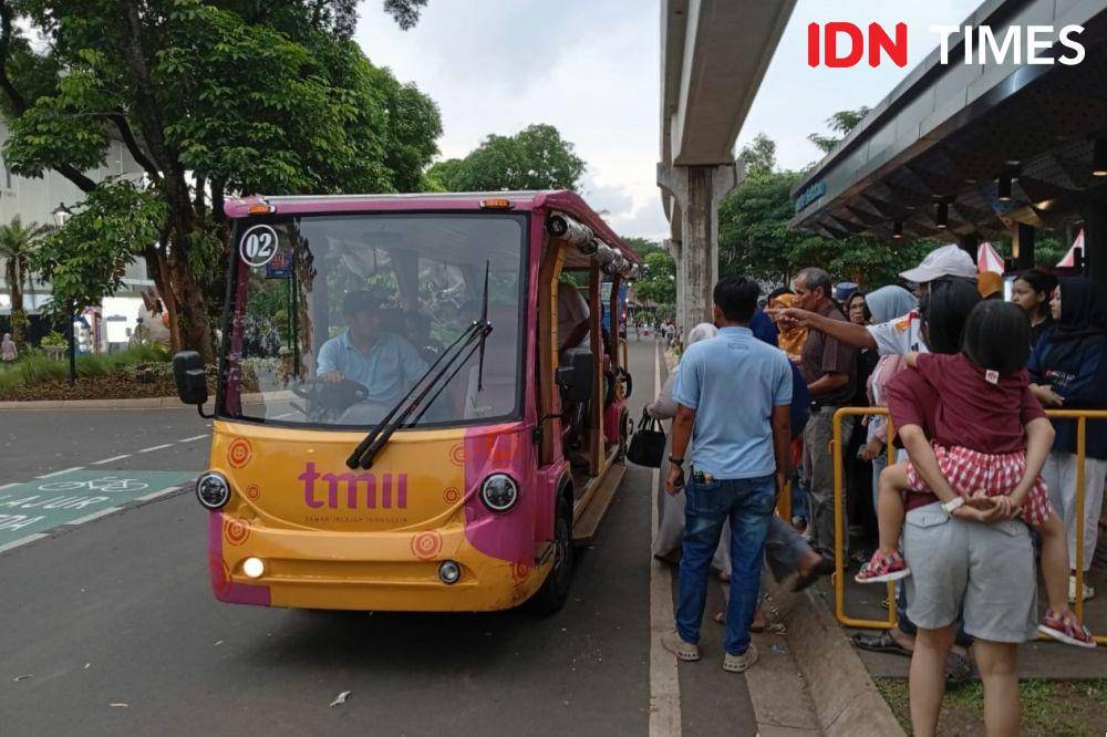 Angkutan Keliling (Angling) di Taman Mini Indonesia Indah (TMII). (IDN Times/Dini Suciatiningrum)