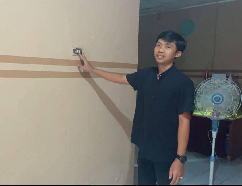 Warga di Bandar Lampung mengisi tokel listrik. (IDN Times/Istimewa).