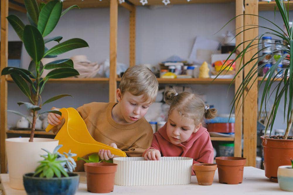 ilustrasi anak berkebun (pexels.com/Anna Shvets)