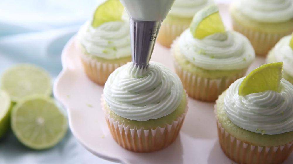 Ilustrasi cara membuat lime cupcake (youtube.com/Crafting Chicks)