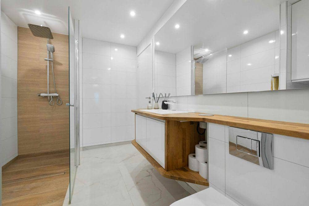 inspirasi desain kamar mandi Japandi (unsplash.com/Lisa Anna)