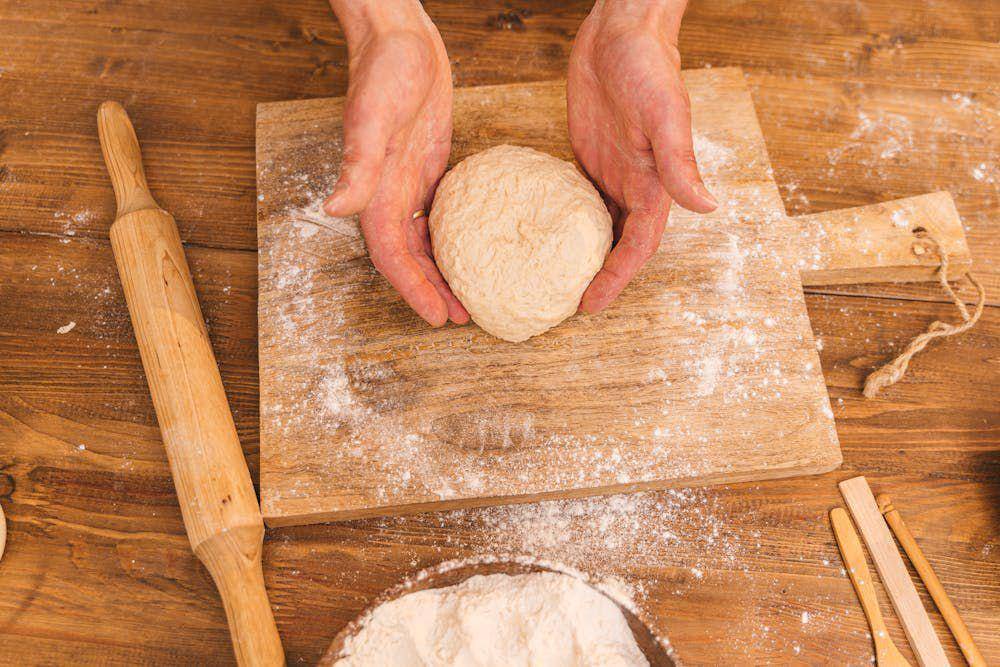 ilustrasi menguleni roti (pexels.com/ANTONI SHKRABA production)