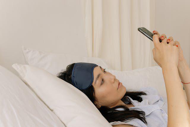 Bangun Tidur Langsung Scrolling Medsos? Ini 5 Dampak Negatifnya!