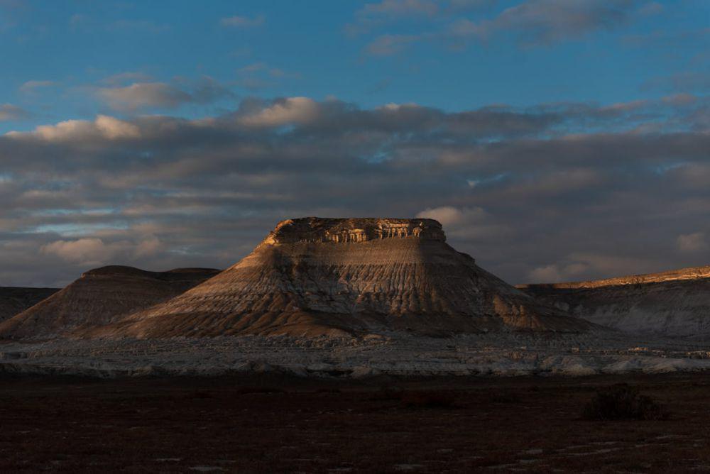 5 Fakta Unik Gunung Bokty di Kazakhstan, Bentuknya Mirip Kue Lapis!