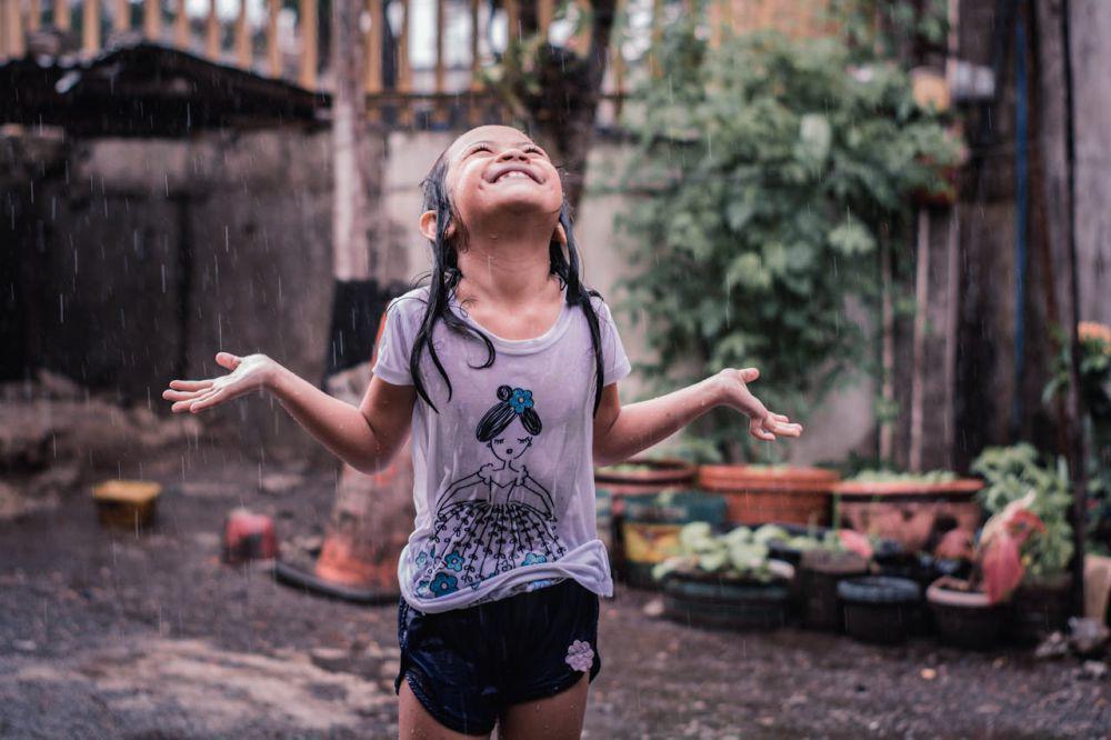 Tidak Selalu Buruk, Ini 5 Sisi Positif Mengajak Anak Bermain Hujan