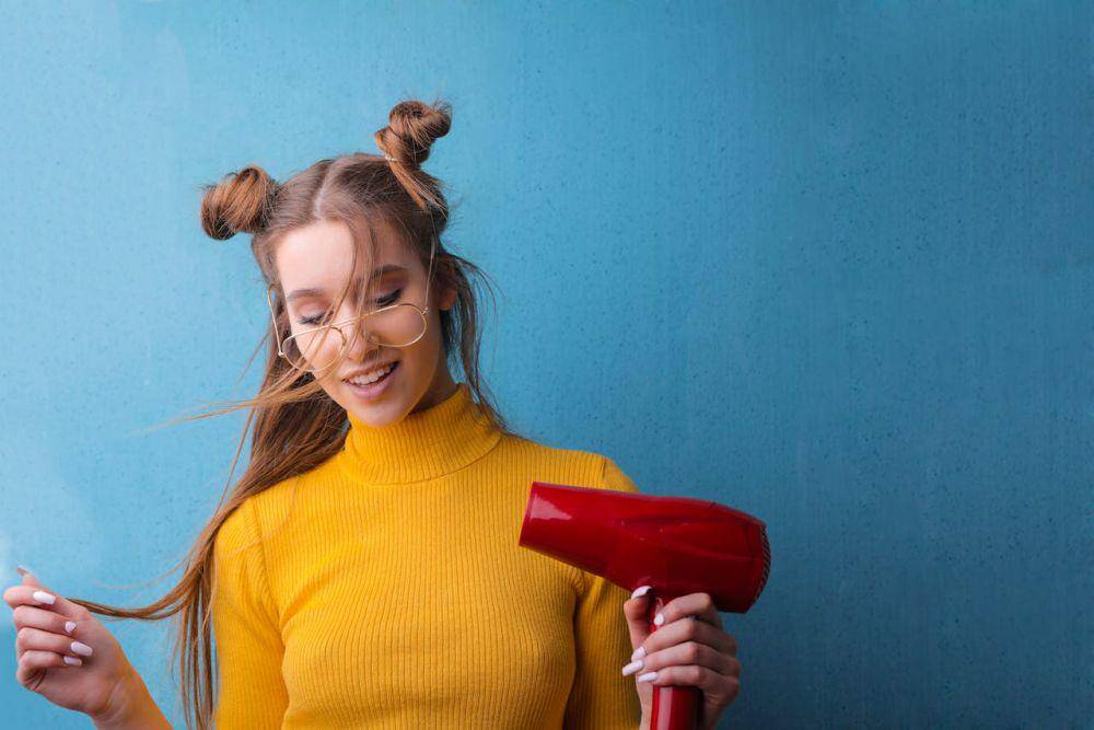 ilustrasi wanita memegang hair dryer (pexels.com/Andrea Piacquadio)