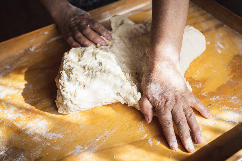 ilustrasi mencampurkan ragi ke dalam adonan roti (pexels.com/Patricio Nahuelhual)
