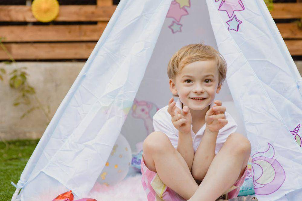 ilustrasi anak bermain di tenda (pexels.com/RDNE Stock project)