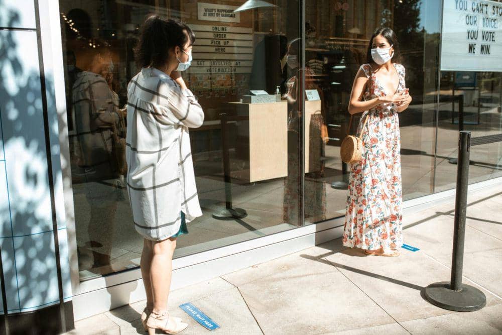 Ilustrasi wanita ngobrol saat mengantri (pexels.com/RDNE Stock project)