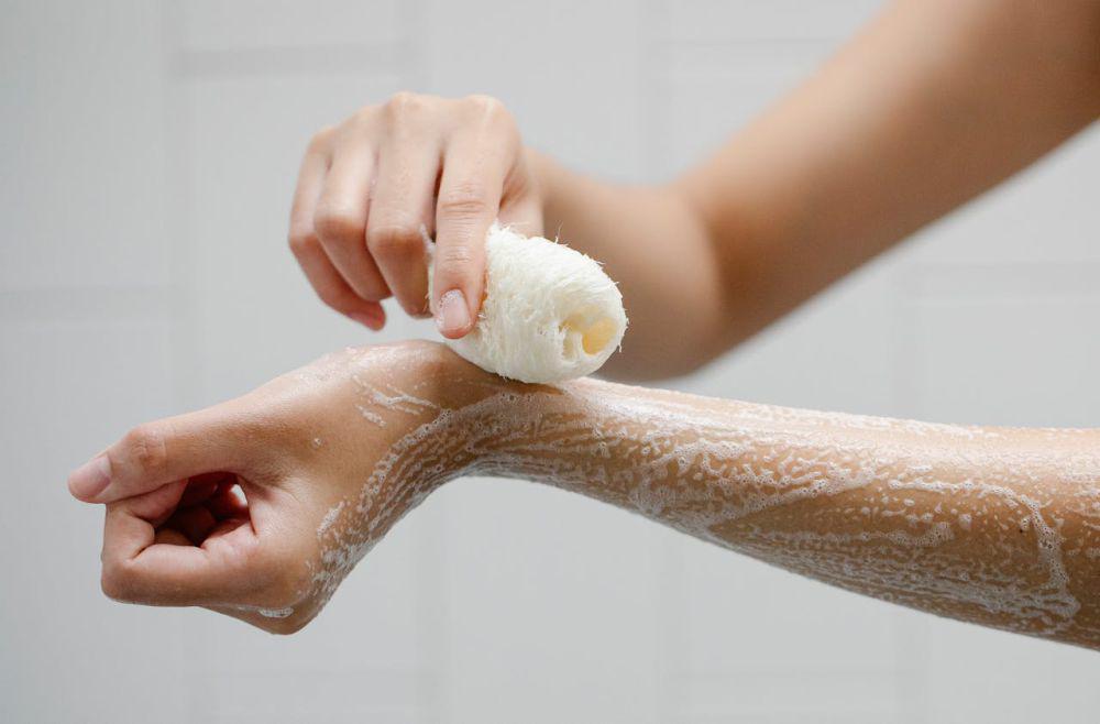 5 Cara Merawat Spons Mandi untuk Cegah Masalah Kulit