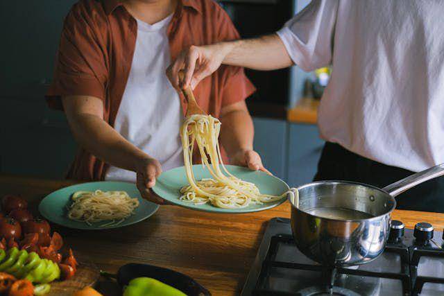ilustrasi proses memasak clam spaghetti versi halal (pexels.com/Anna Shvets)