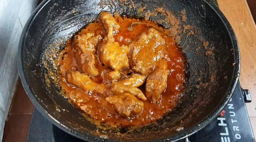 ilustrasi memasak ayam bumbu kecap pedas (YouTube.com/Mona Rendra)