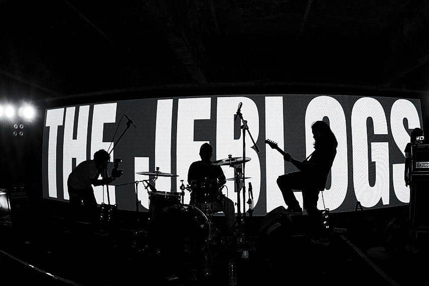 Band the Jeblogs tampil (https://www.instagram.com/thejeblogs)