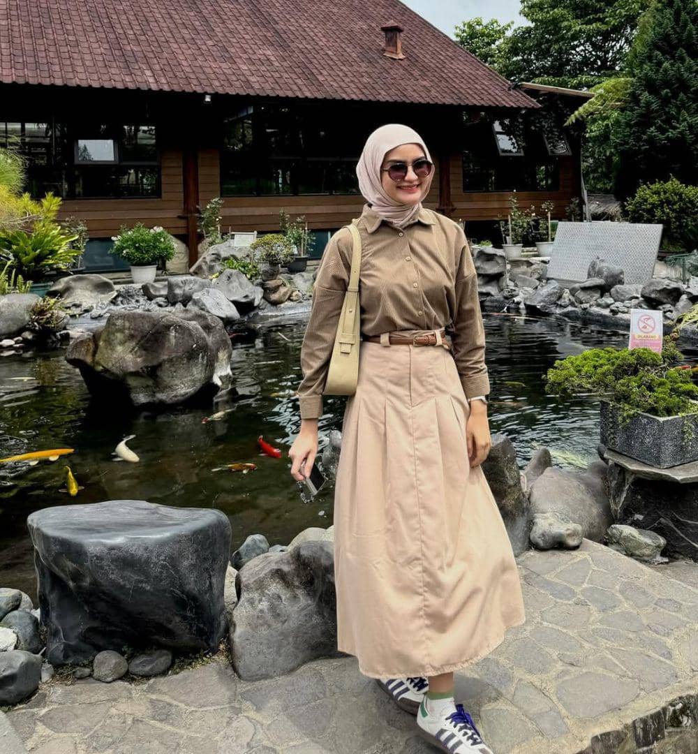 inspirasi OOTD low-key nan trendi ala influencer (instagram.com/Helwa Bashel)