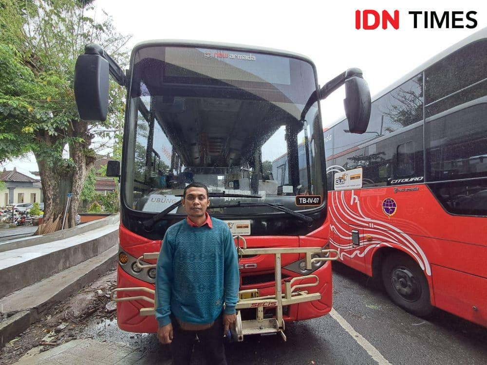 Imanuel Nabuasa (32 tahun) supir Trans Metro Dewata yang terdampak. (IDN Times/Irma Yudistirani)
