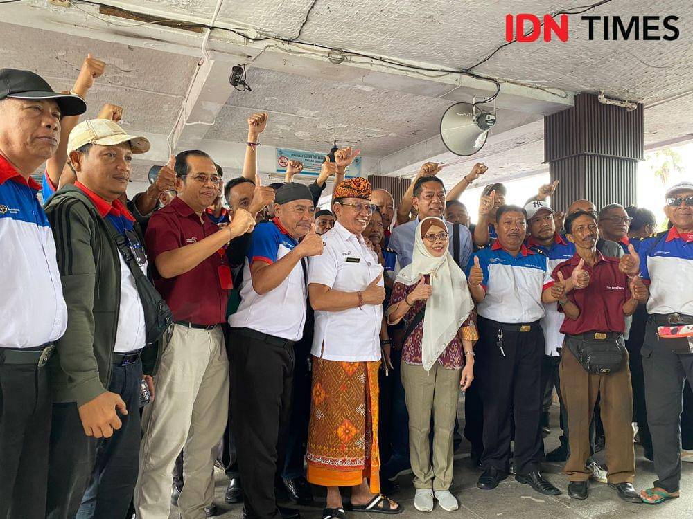 Ketut Edi Dharma Putra (berpakaian adat Bali) bersama para pekerja Trans Metro Dewata. (IDN Times/Yuko Utami)