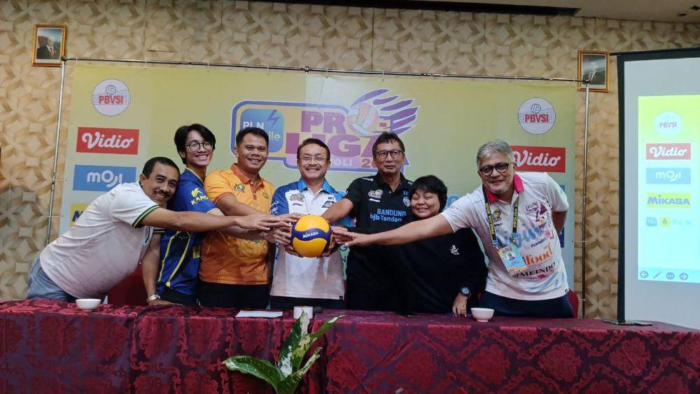 Pelatih Petro Ayub Hidayat, asmen manajer PLN Ezra Gavrila, manajer Popsivo Kombes Yudhi Hery Setiawan, manajer Pertamina Widi Triyoso, manajer BJB Tahyan Iskandar, manajer Falcons Pipit Puspita Rini, asisten manajer Livin Adnan Husein dalam jumpa pers jelang laga PLN Mobile Proliga 2025 di Semarang, Kamis (2/1/2025). (dok. PBVSI)