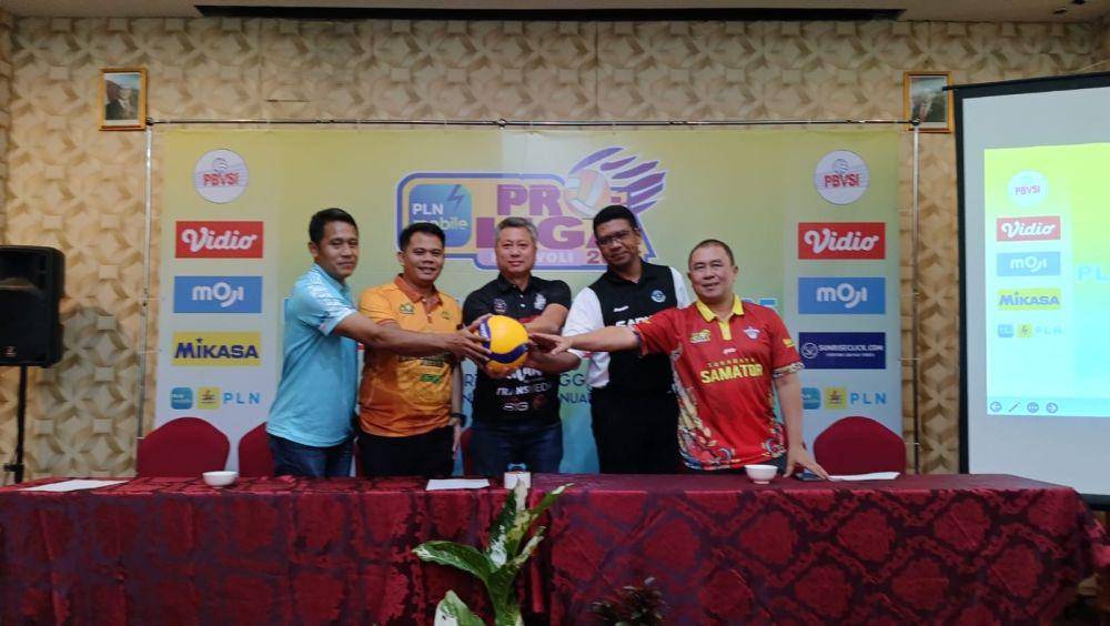 Aspel BSB Memed Tarmedi, Manajer Bhayangkara Yudhi Hery, aspel Lavani Roy Magpal, manajer Garuda Loudry Maspaitella, manajer Samator Hadi Sampurno dalam jumpa pers jelang laga PLN Mobile Proliga 2025 di Semarang, Kamis (2/1/2024). (dok. PBVSI)