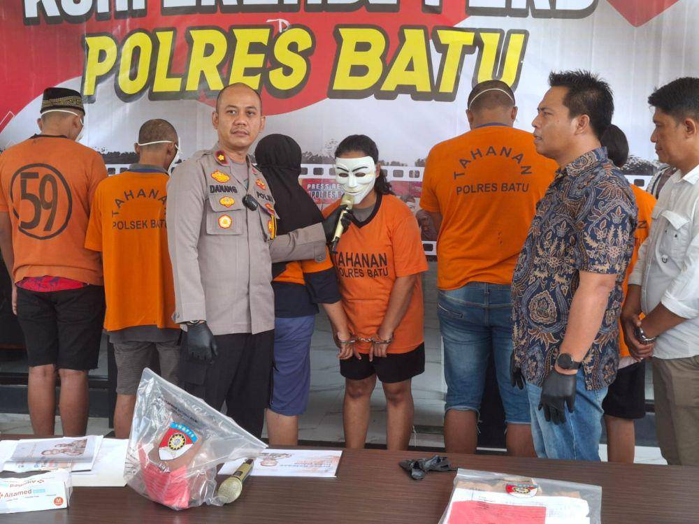 Para tersangka jual beli anak di Kota Batu. (IDN Times/Rizal Adhi Pratama)