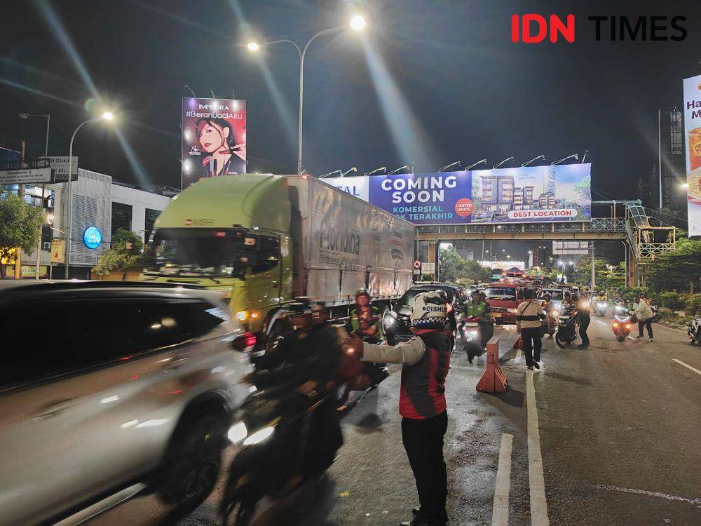 Situasi lalu lintas saat videotron terbakar. (IDN Times/Imam Faishal)