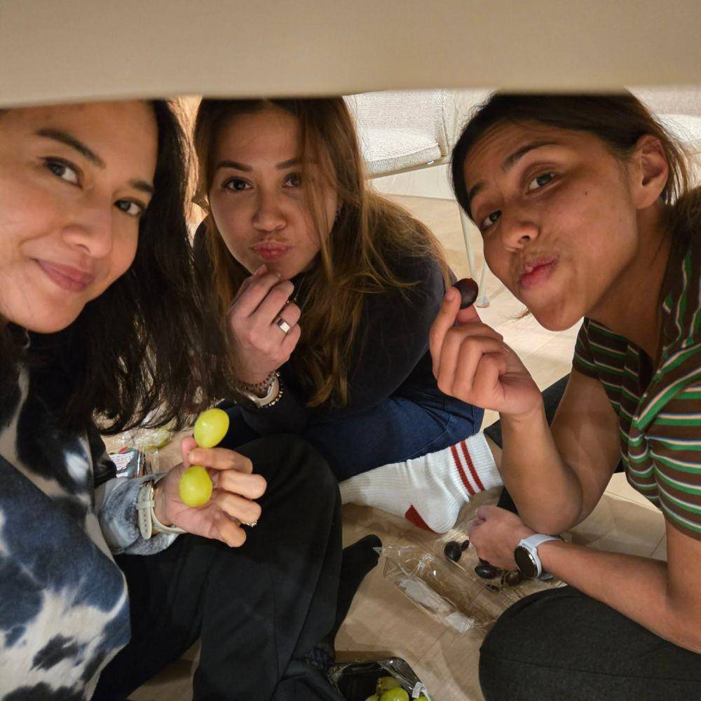 artis Indonesia ikutan tren eat 12 grapes under the table (instagram.com/therealdisastr)