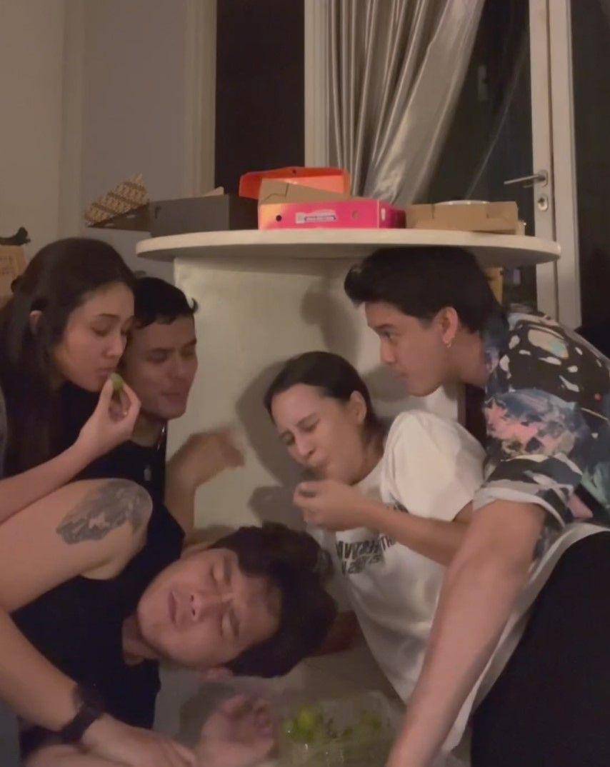 artis Indonesia ikutan tren eat 12 grapes under the table (instagram.com/lutesha)