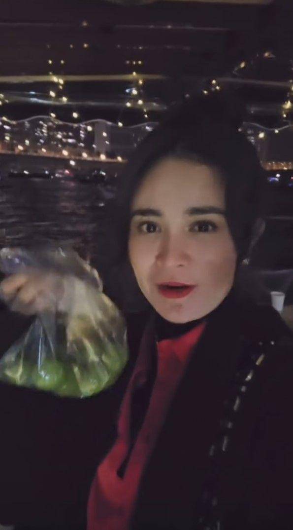 artis Indonesia ikutan tren eat 12 grapes under the table (instagram.com/michelleziu)