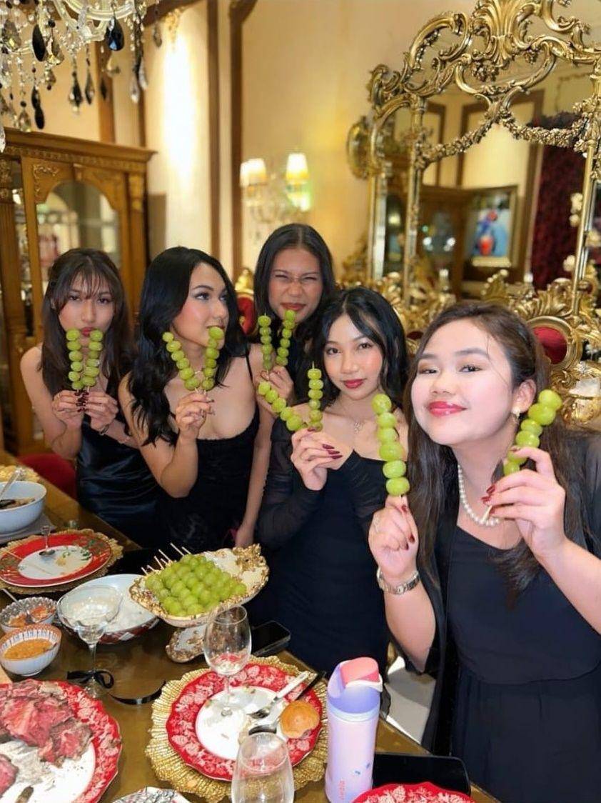 artis Indonesia ikutan tren eat 12 grapes under the table (instagram.com/chelseaislan)