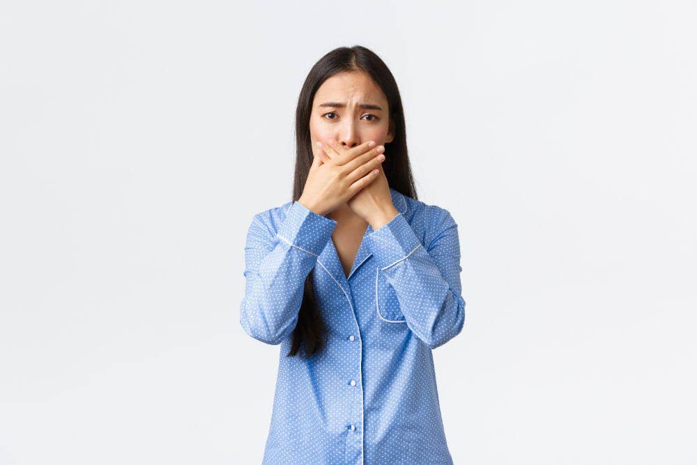 Seorang perempuan mengalami bau mulut.