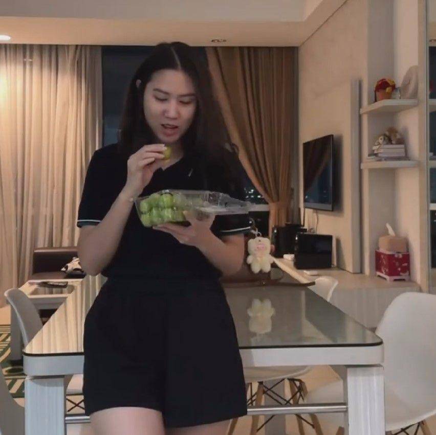 artis Indonesia ikutan tren eat 12 grapes under the table (instagram.com/cejessica)