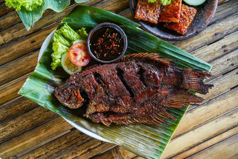 ilustrasi ikan bakar (vecteezy.com/ariaarmoko)