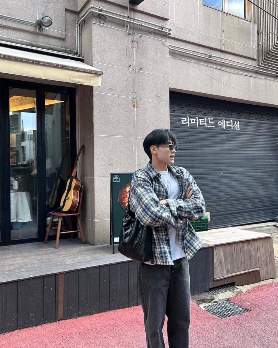 potret outfit dengan washed jeans ala Ryu Phudtripart (instagram.com/ryuptb)