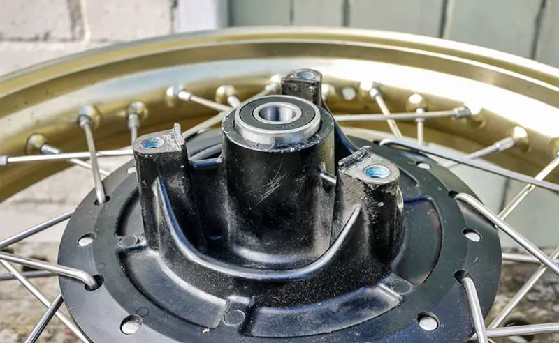ilustrasi bearing yang terpasang pada poros roda motor (motorcyclenews.com)