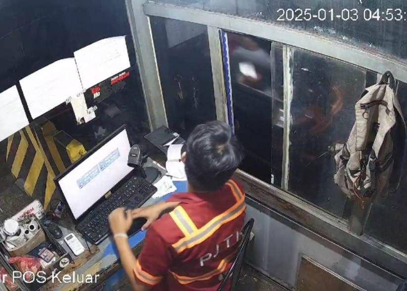Tangkap layar CCTV aksi penodongan dialami korban karyawan outsourcing ASDP Bakauheni. (IDN Times/Istimewa).