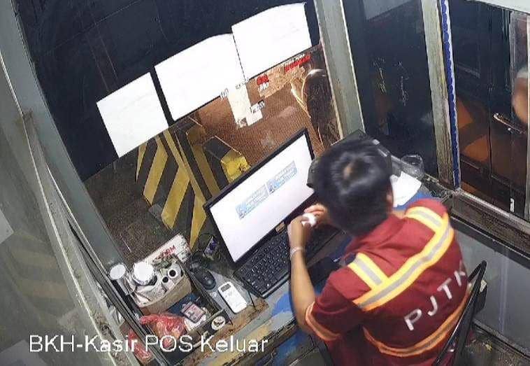 Tangkap layar CCTV aksi penodongan dialami korban karyawan outsourcing ASDP Bakauheni. (IDN Times/Istimewa).