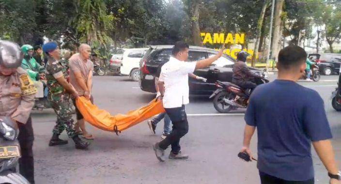 Jenazah pria yang meninggal di gorong-gorong dievakuasi (dok.Istimewa)