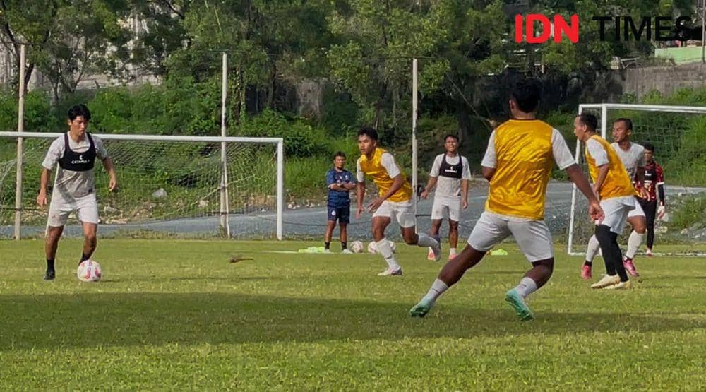 Pemain Semen Padang FC melakukan latihan di Lapangan Galatama Semen Padang (Foto: IDN Times/Halbert Caniago)