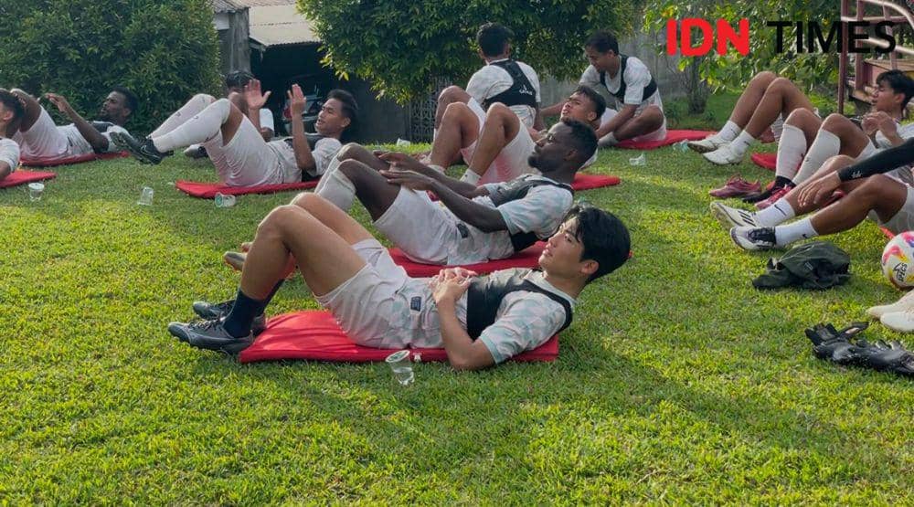 Pemain asing Semen Padang FC, Kennet Ngowake dan Ryohei Michibuchi melakukan squad usai latihan (Foto:IDN Times/Halbert Caniago)