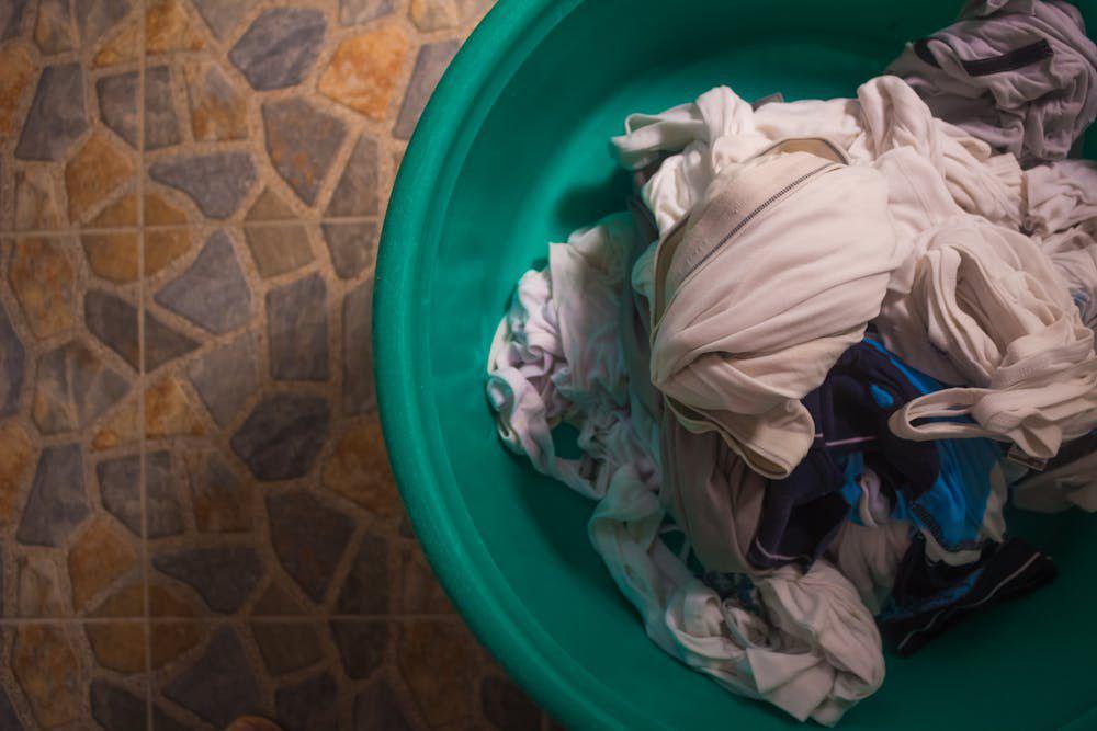 4 Tips Cerdas Mencuci Baju yang Terkena Hujan Agar Tidak Mudah Luntur