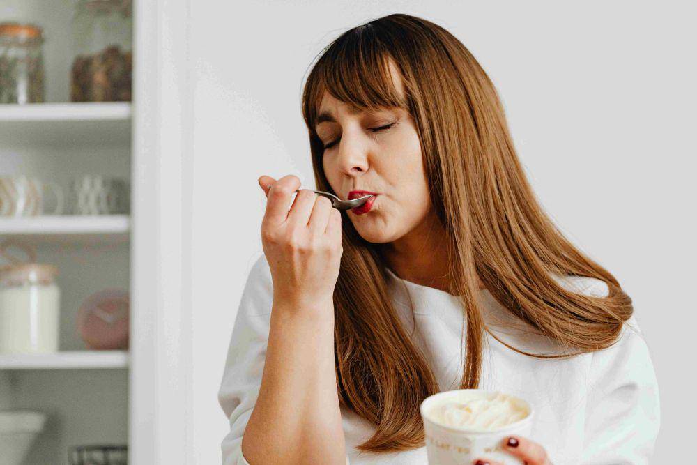 ilustrasi makan makanan manis (pexels.com/Kaboompics.com)
